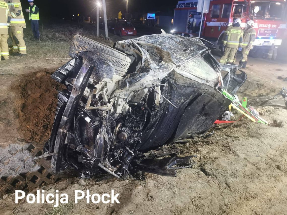 BMW z piątką nastolatków wypadło z drogi i kilka razy dachowało. Zginęła 14-latka, 4 osoby są ranne