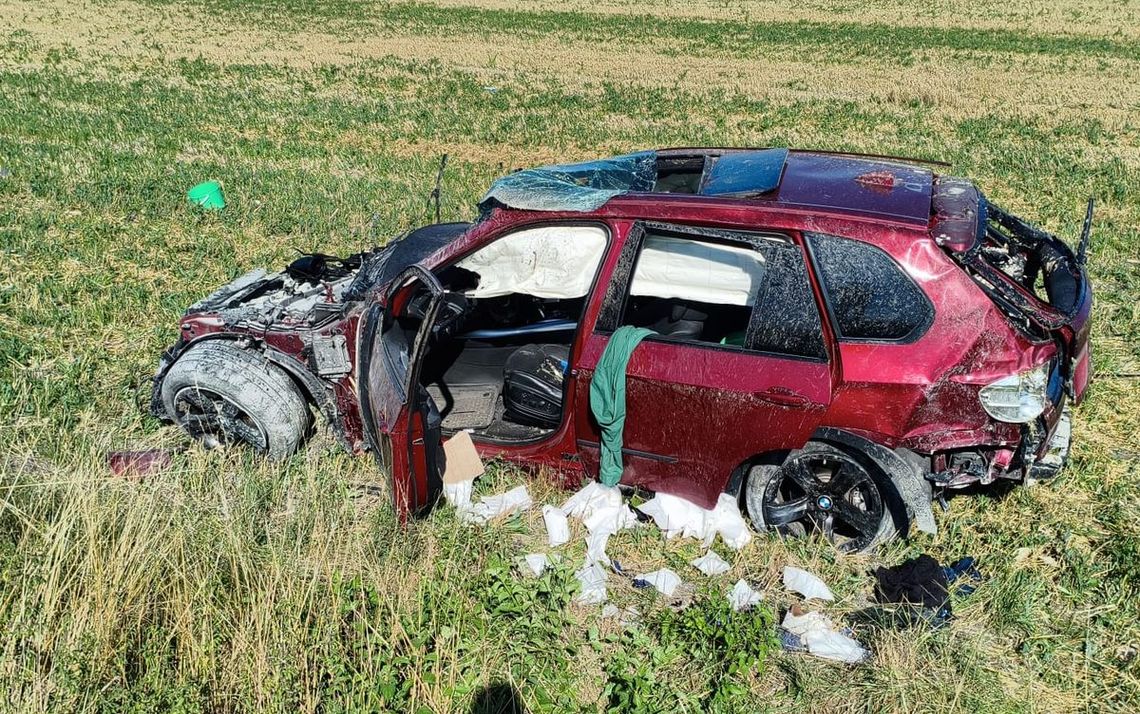 BMW zderzyło się z Mercedesem i dachowało. 57-letni kierowca zginął na miejscu BMW zderzyło się z Mercedesem i dachowało. 57-letni kierowca zginął na miejscu