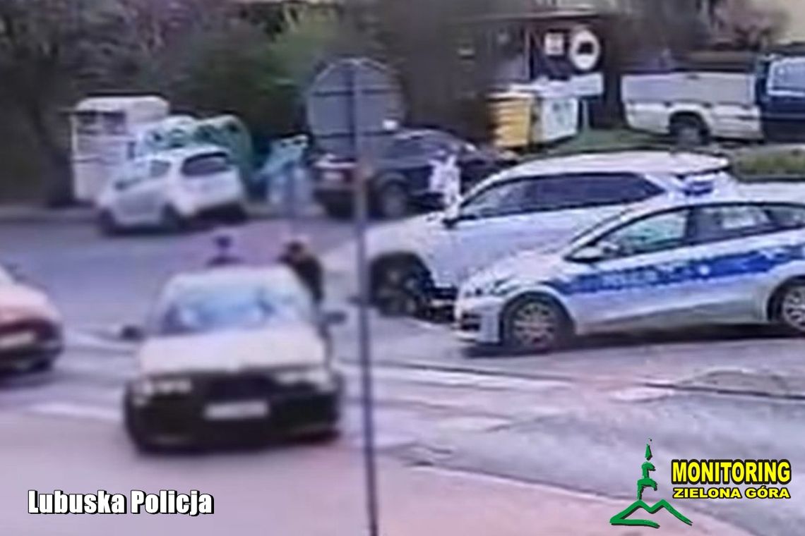 BMW zepsuło się przed rondem. Policjanci pomogli kobiecie usunąć je z drogi