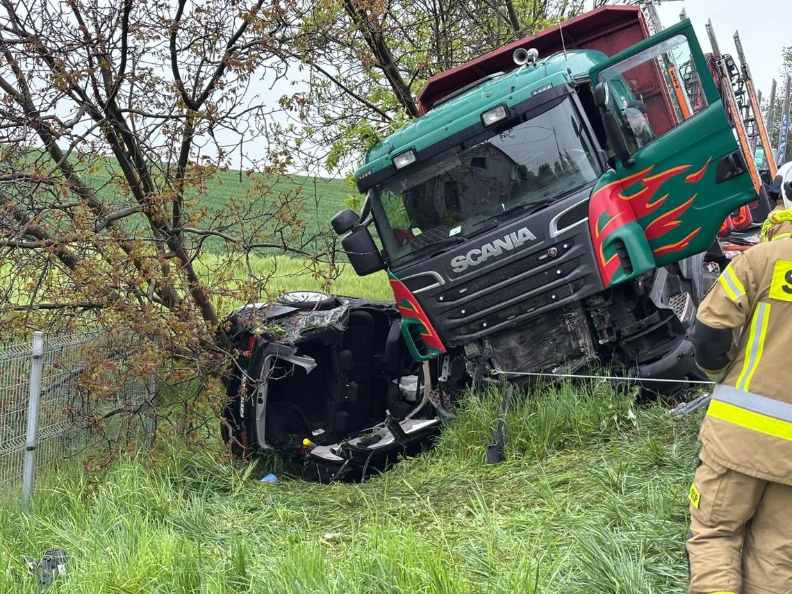 BMW zjechało na czołówkę z ciężarówką. Strażacy musieli wycinać poszkodowanego kierowcę z auta BMW zjechało na czołówkę z ciężarówką. Strażacy musieli wycinać poszkodowanego kierowcę z auta