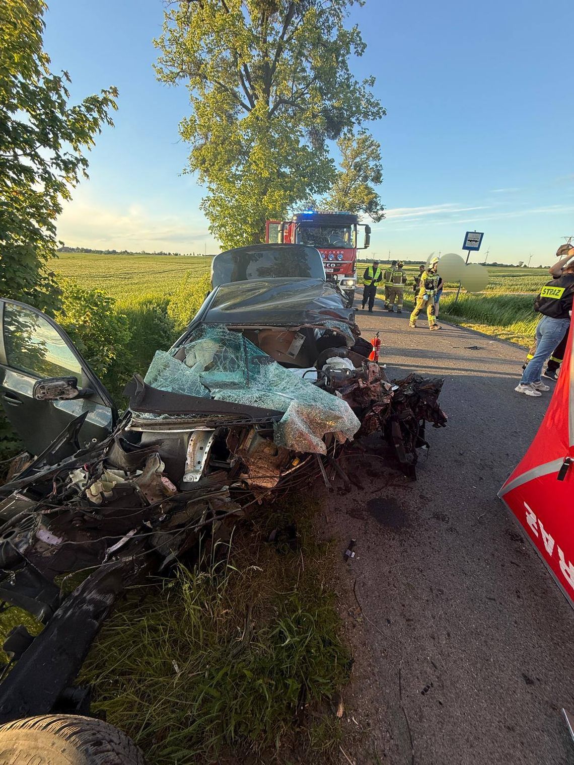 BMW zmiażdżone po uderzeniu w drzewo. Młody kierowca zginął na miejscu BMW zmiażdżone po uderzeniu w drzewo. Młody kierowca zginął na miejscu