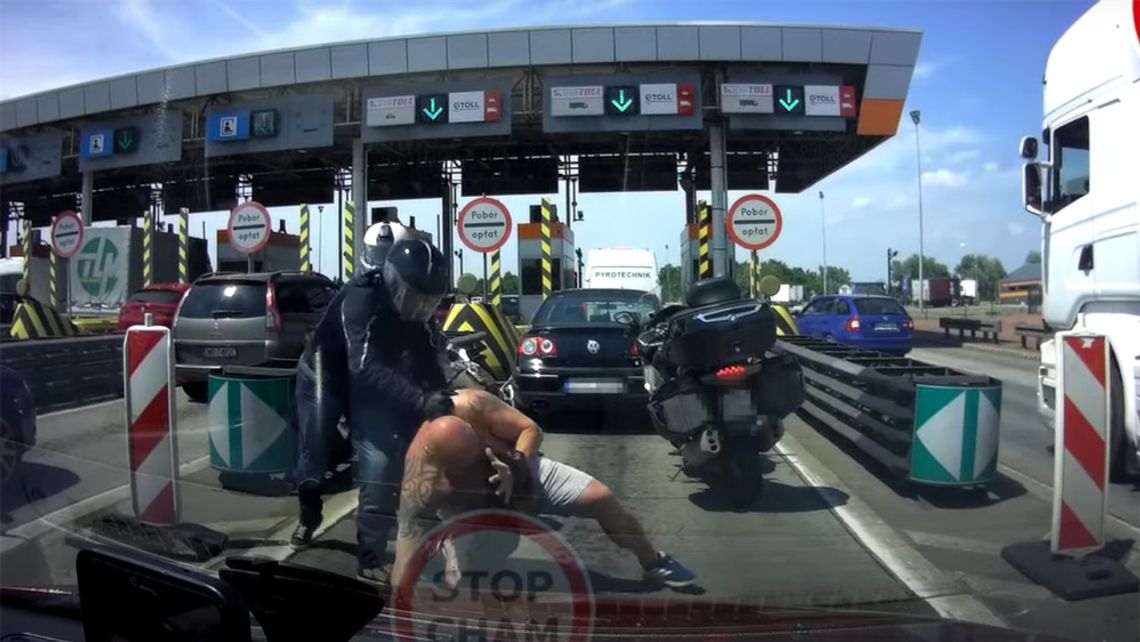 Bójka przed bramkami na autostradzie. Potężny Czech sprowokowany przez motocyklistę. WIDEO