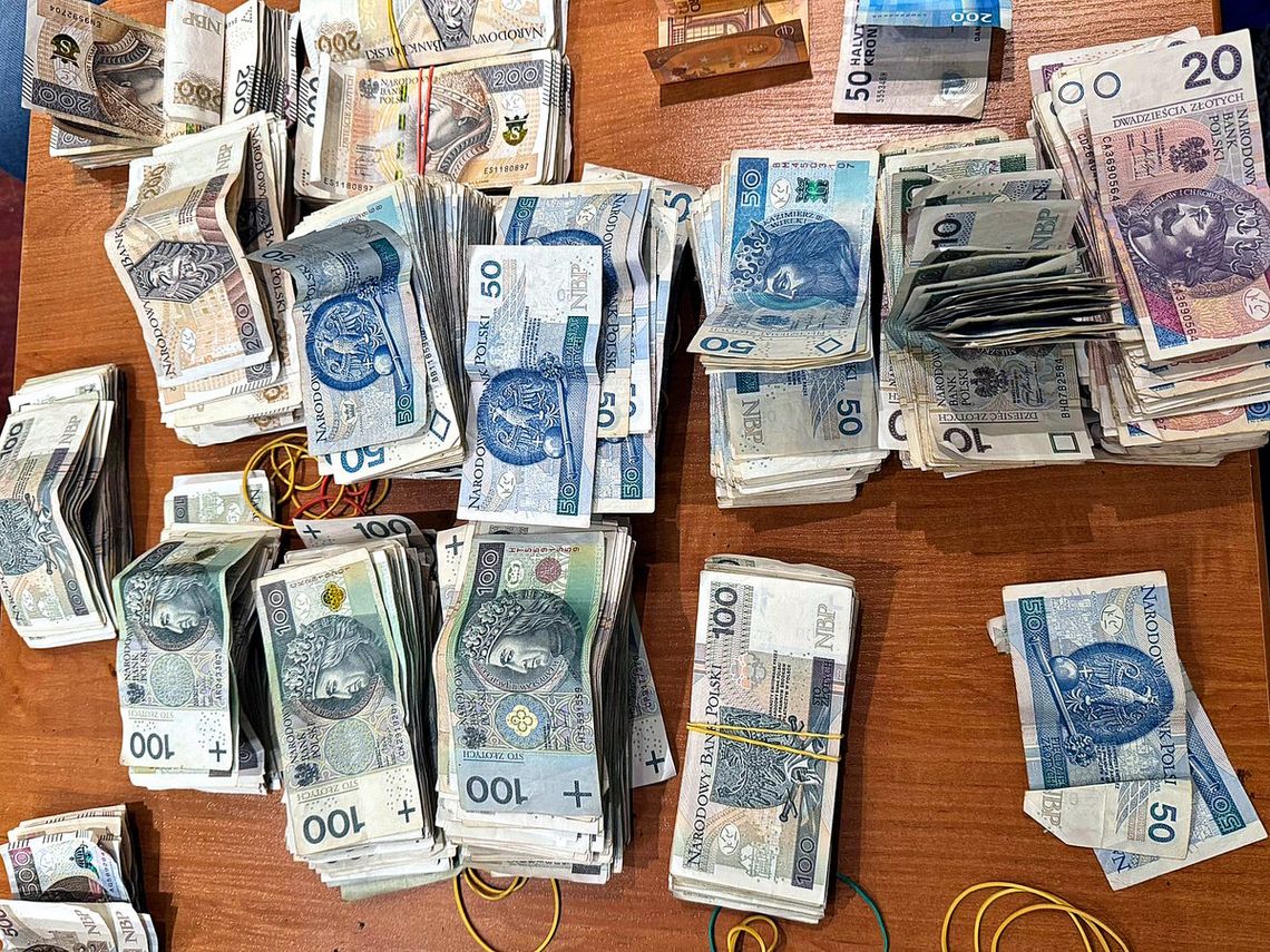 Bolesna wpadka młodego dilera. Policjanci przejęli 160 tysięcy złotych w gotówce i narkotyki