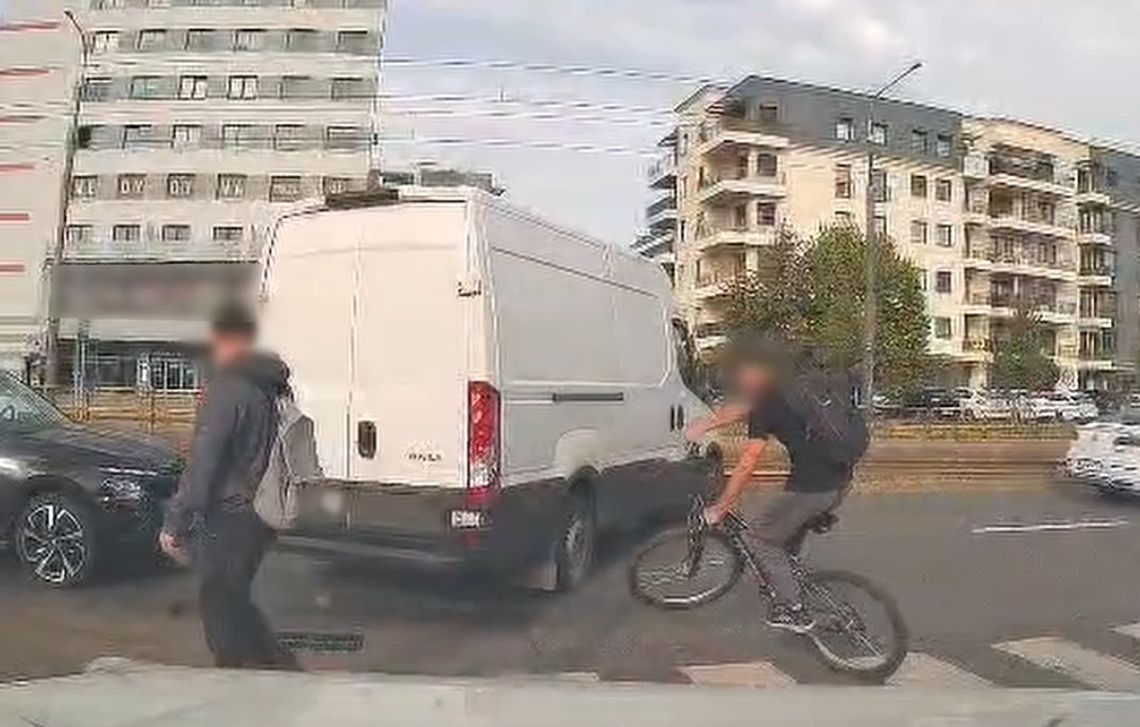 Bolesna wywrotka pijanego rowerzysty. Trafił do szpitala i został ukarany wysokim mandatem [WIDEO]
