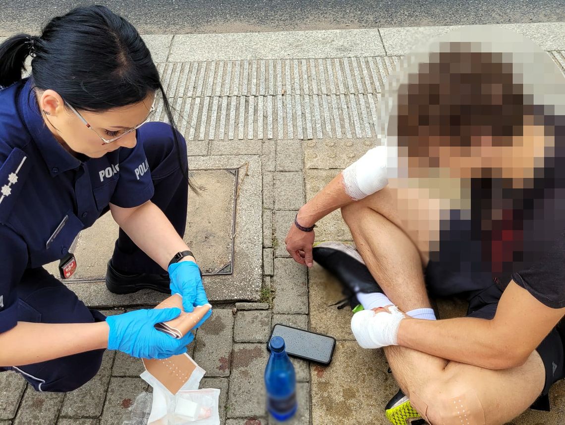 Bolesne skutki upadku na rowerze. Chłopakowi pomogła policjantka i jej koleżanka