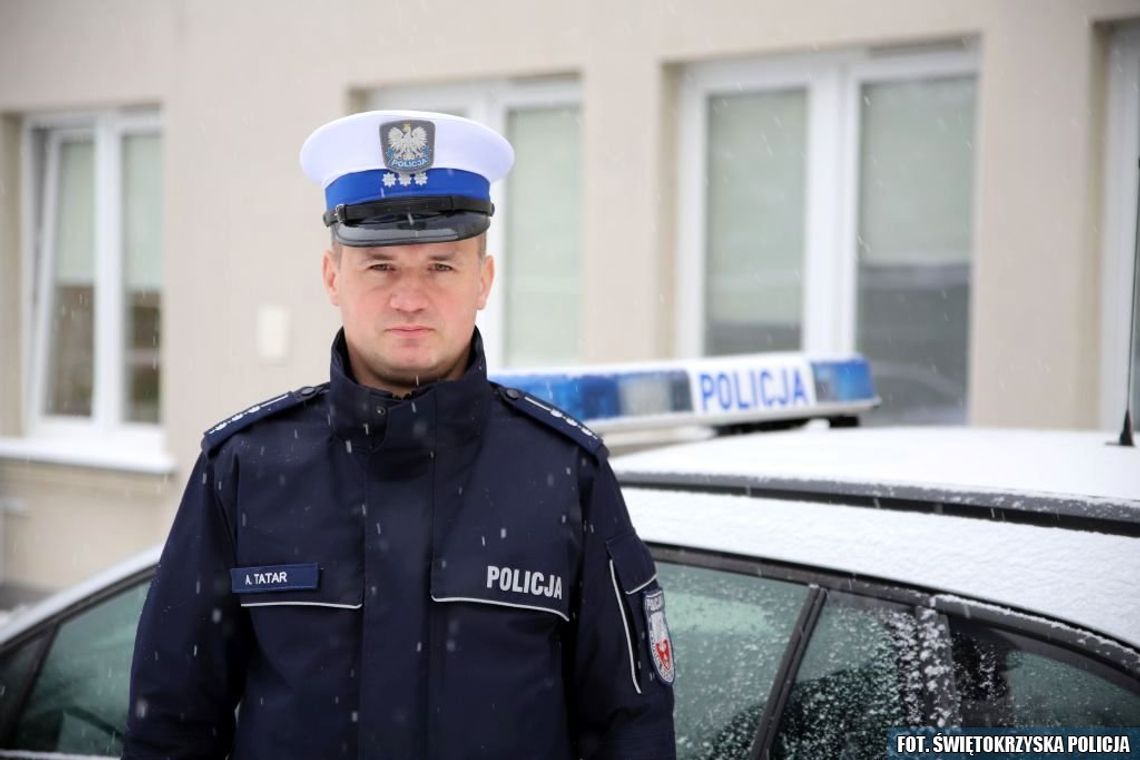 Bosa dziewczyna szła po śniegu w samej pidżamie. Zauważył ją policjant po służbie. Szukała pijanej mamy