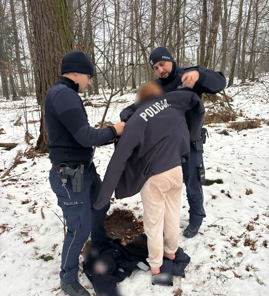 Bosa i wychłodzona 12-latka odnaleziona przez policjantów w lesie. Zgłoszono jej zaginięcie