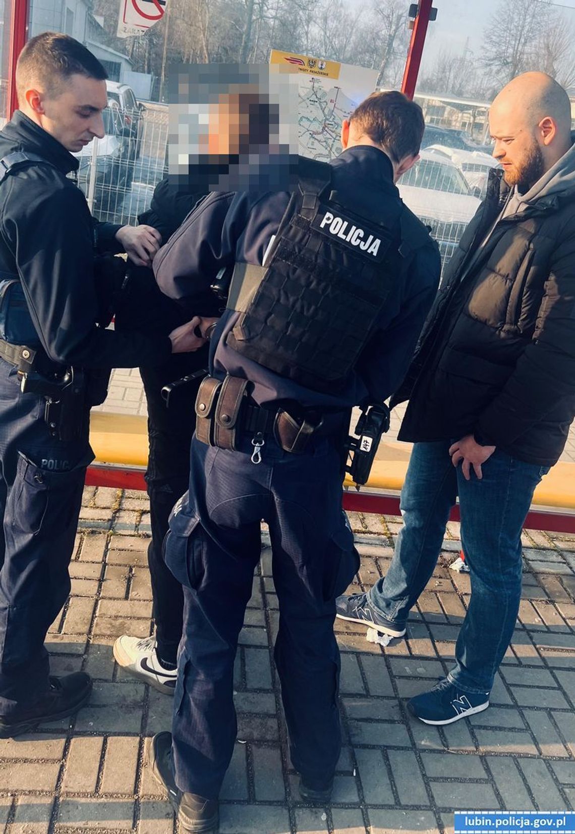 Bracia policjanci popisali się czujnością. Po godzinach namierzyli seryjnego złodzieja na przystanku Bracia policjanci popisali się czujnością. Po godzinach namierzyli seryjnego złodzieja na przystanku