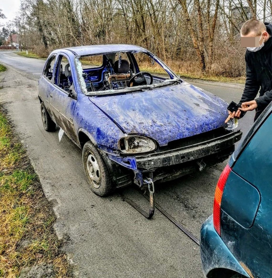 Bracia złomiarze normalnie holowali ten wrak przez miasto. Żaden nie ma prawa jazdy