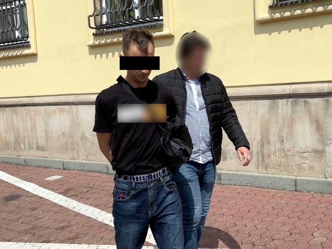Brał udział w oszustwach na blisko milion złotych. Fałszywy policjant przyjeżdżał po kasę rowerem