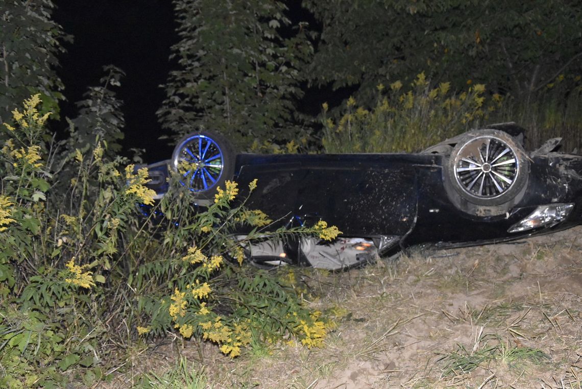 Brawurowa jazda 21-latka zakończona dachowaniem. Kierowca i pasażer zabrani do szpitala