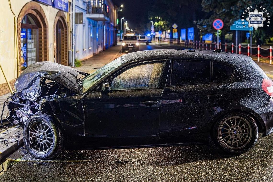 Brawurowa jazda zakończona rozbiciem BMW i uszkodzeniem gazociągu. 21-latek stracił prawo jazdy Brawurowa jazda zakończona rozbiciem BMW i uszkodzeniem gazociągu. 21-latek stracił prawo jazdy
