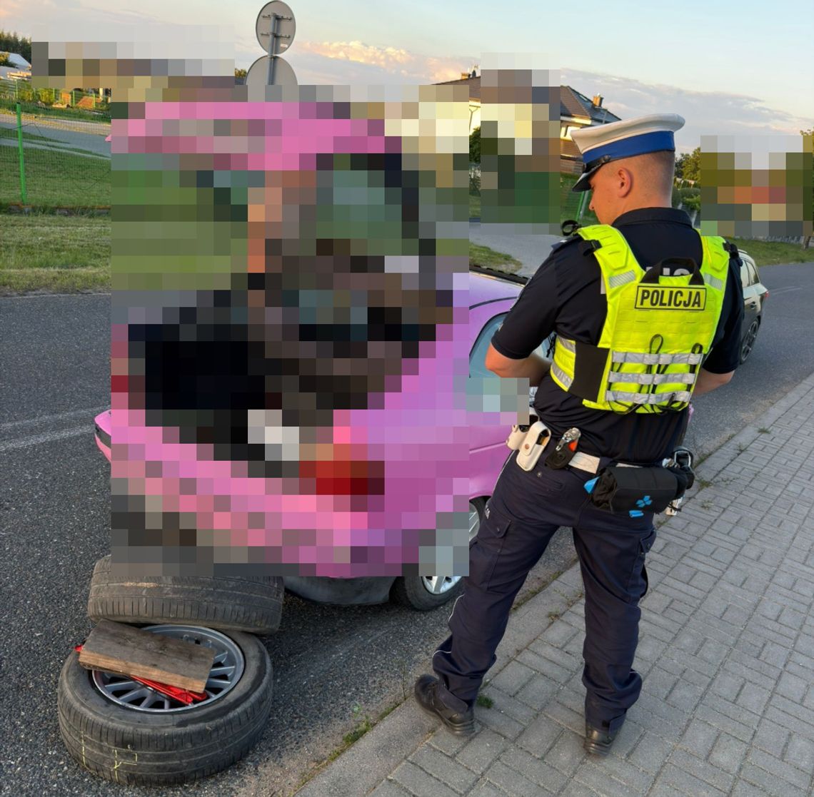 Brawurowy drift na publicznej drodze. Młody kierowca stracił prawo jazdy i dowód rejestracyjny Brawurowy drift na publicznej drodze. Młody kierowca stracił prawo jazdy i dowód rejestracyjny