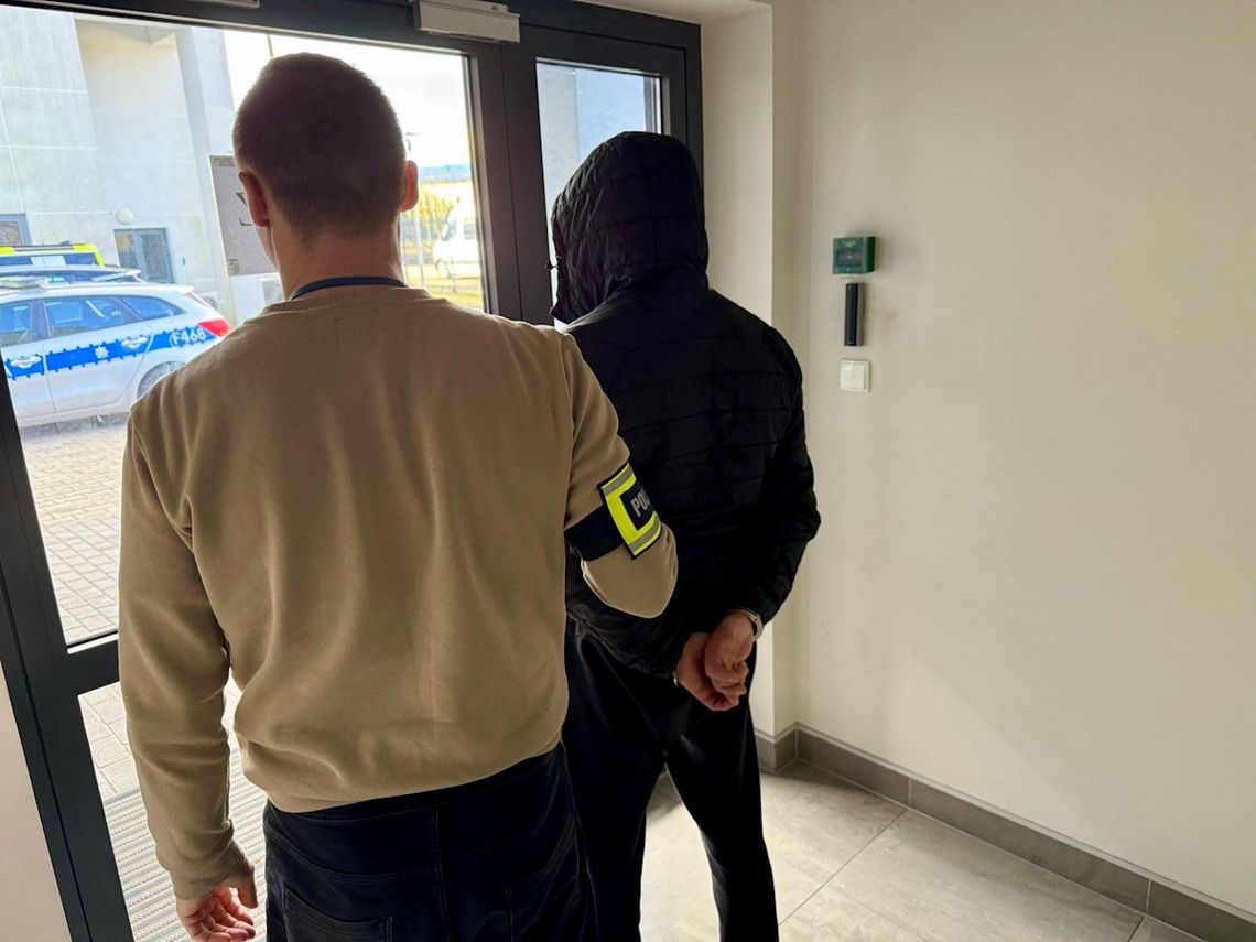 Brawurowy pościg za poszukiwaną 26-latką. Podczas ucieczki wyrzucali z auta woreczki z amfetaminą