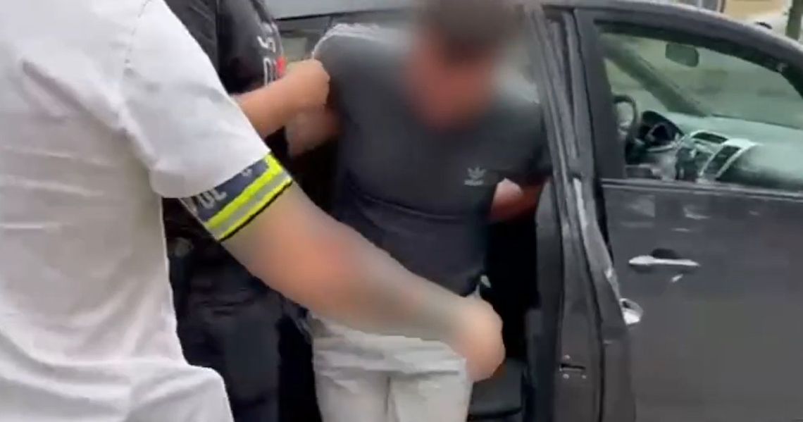 Brutalna napaść na ulicy. Trzej sprawcy pobili mężczyznę, związali go i wywieźli w bagażniku