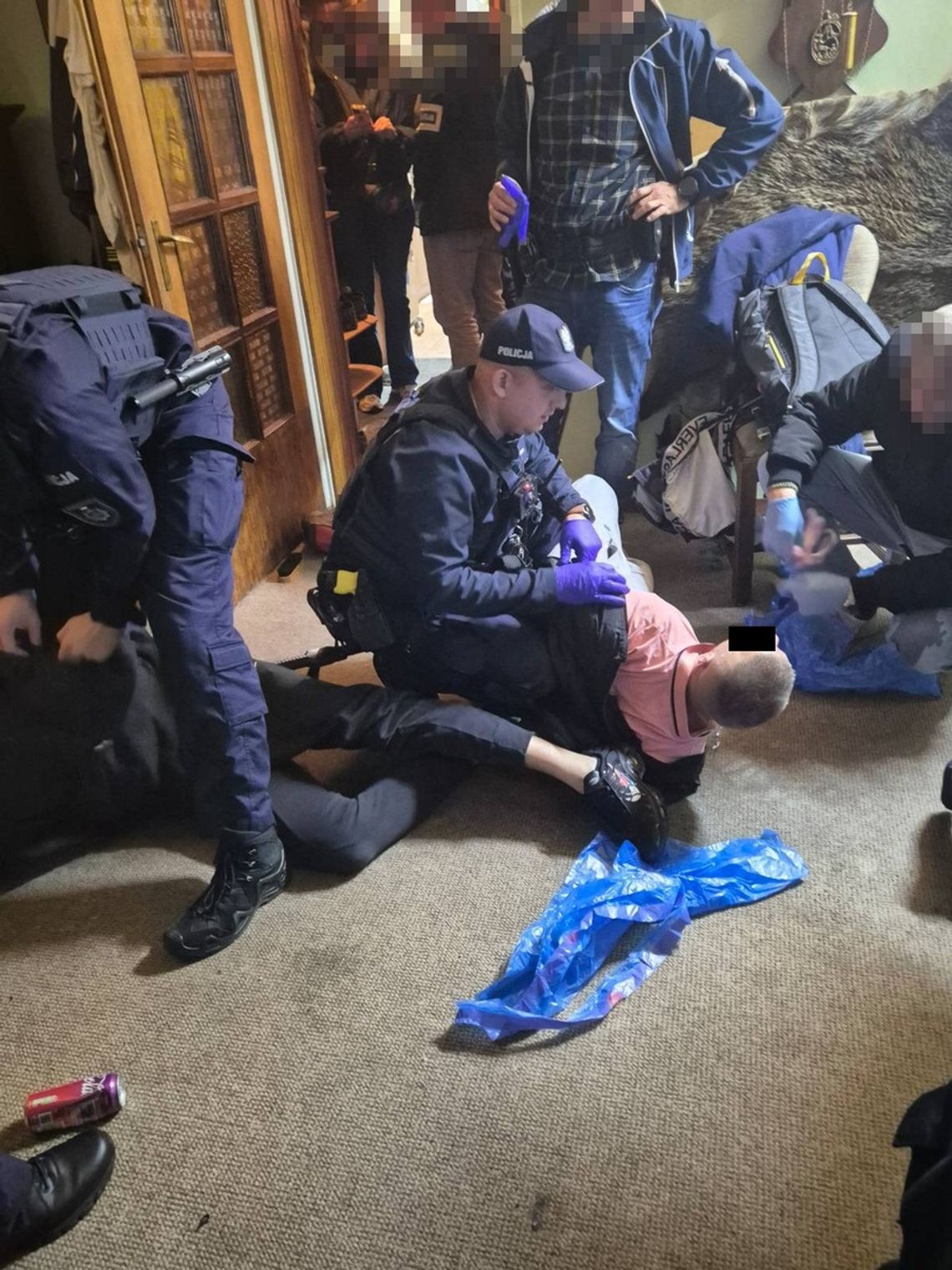 Brutalne pobicie w sklepie. Dwaj mężczyźni z kastetem i bronią zaatakowali Ukraińców [WIDEO]