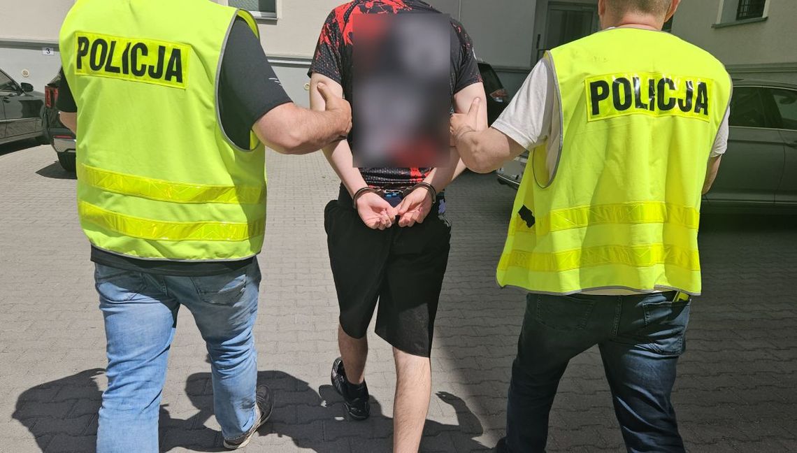 Brutalne sceny na przystanku autobusowym. Nastolatkowie pobili mężczyznę używając pałki teleskopowej Brutalne sceny na przystanku autobusowym. Nastolatkowie pobili mężczyznę używając pałki teleskopowej