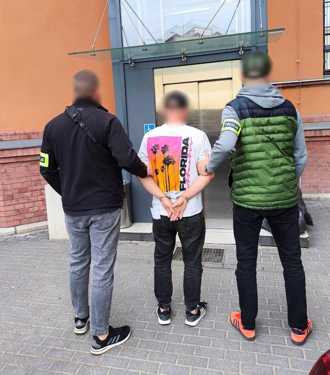 Brutalnie bili ludzi, a potem ich okradali. Akcja policji i seria zatrzymań