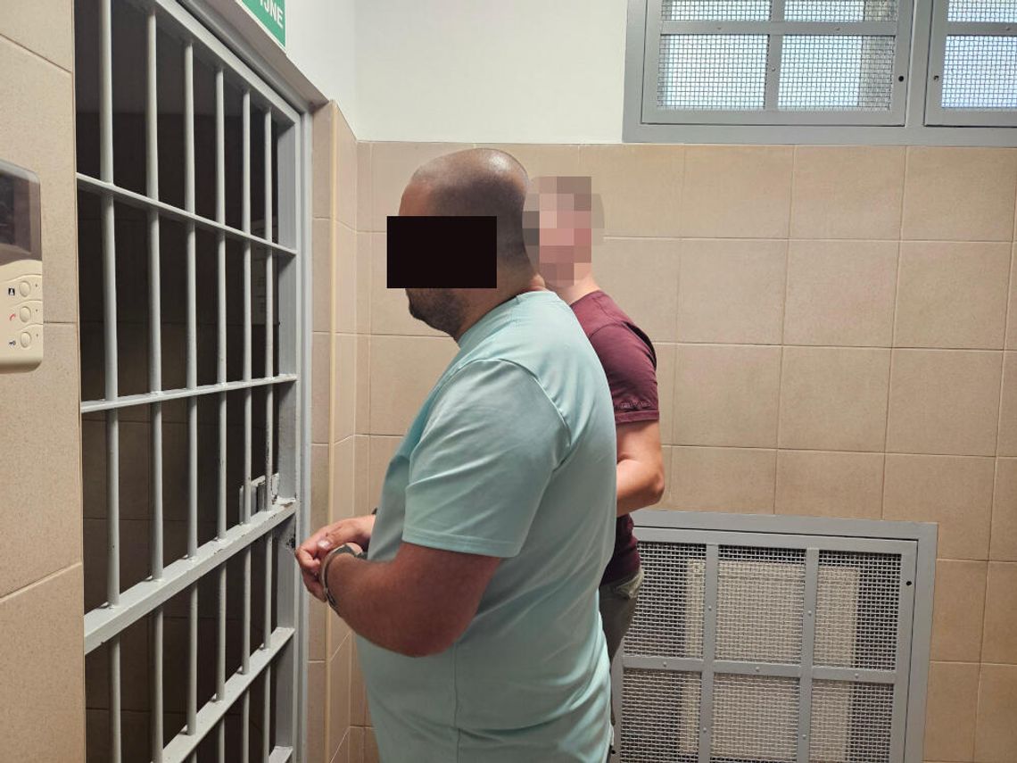 Brutalnie napadł na staruszkę i uciekł nad morze. Policjanci odnaleźli go w hotelu