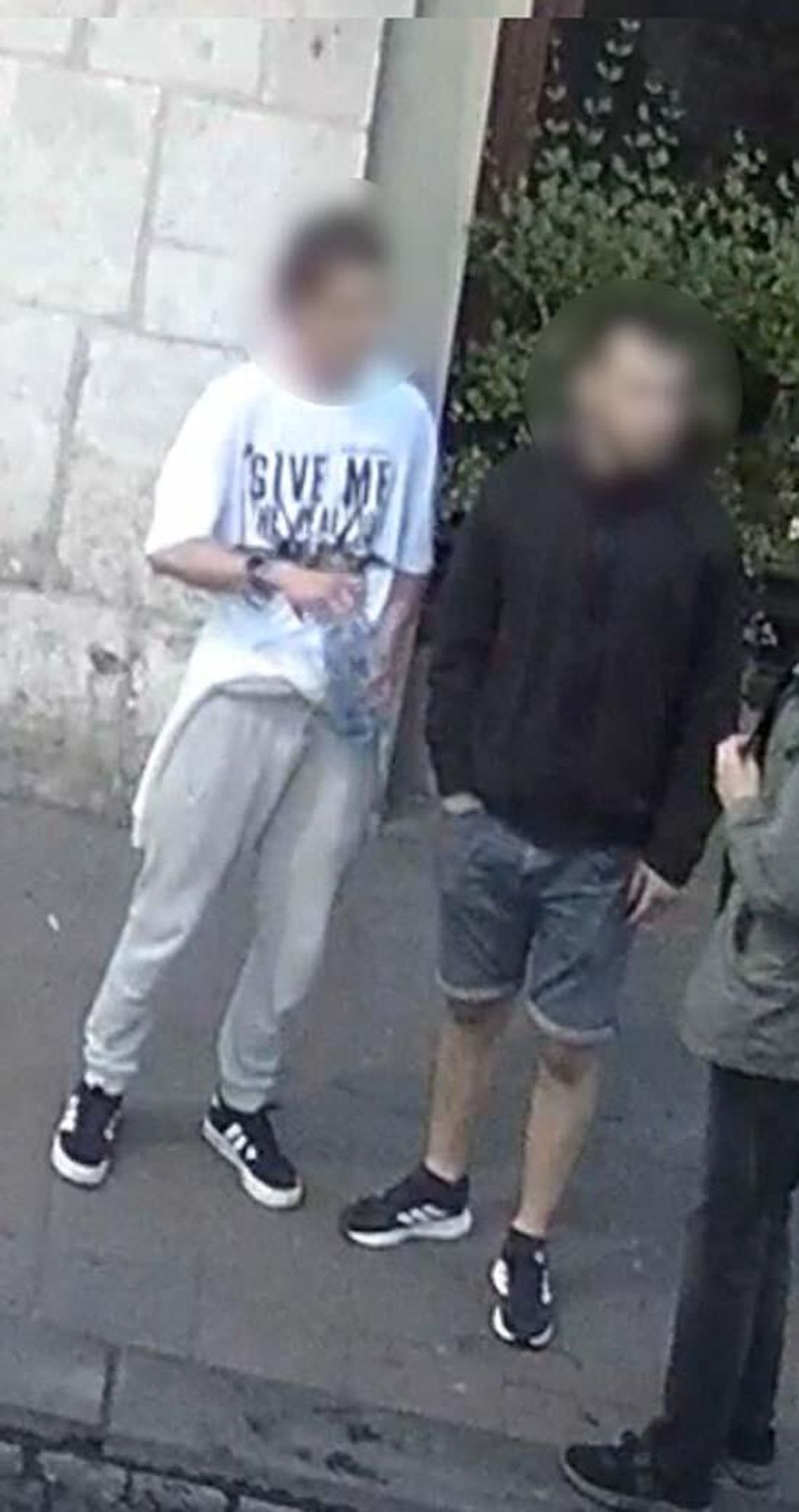 Brutalnie pobili mężczyznę na ulicy. Gdy zobaczyli swoje zdjęcie w mediach, sami zgłosili się na policję