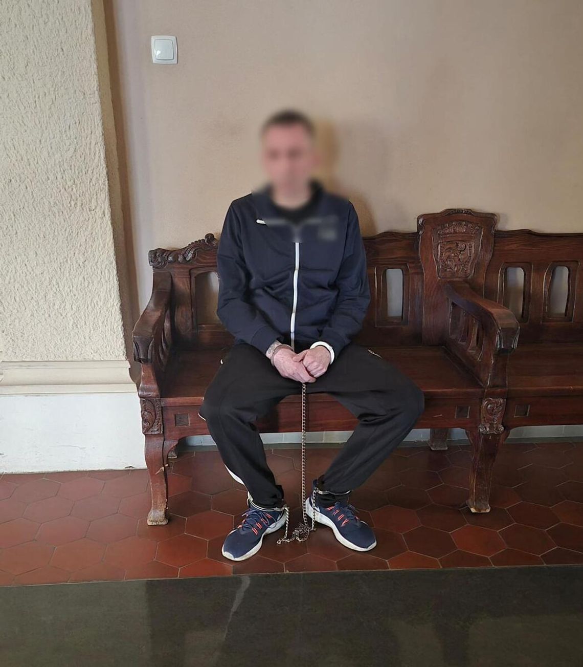 Brutalnie zabił babcię i przez 18 lat żył na wolności. Dopadli go policjanci z Archiwum X Brutalnie zabił babcię i przez 18 lat żył na wolności. Dopadli go policjanci z Archiwum X
