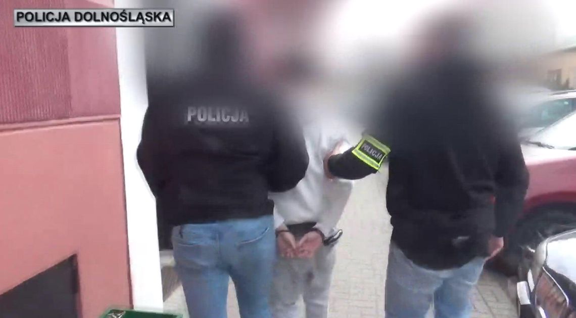 Brutalnie znęcali się nad chłopakiem, a film trafił do sieci. Policja zatrzymała trzech mężczyzn i kobietę