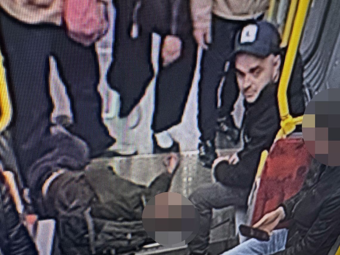 Brutalnie znokautował obcokrajowca w komunikacji miejskiej i spokojnie usiadł obok nieprzytomnego