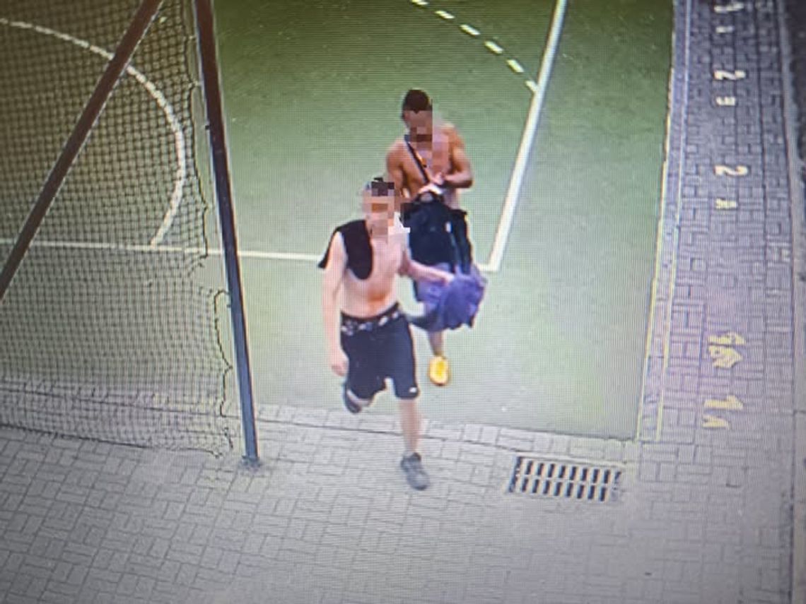 Brutalny atak na boisku szkolnym. Młodzi mężczyźni dusili i bili 21-latka po całym ciele