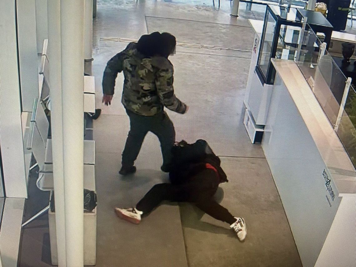 Brutalny atak na dworcu kolejowym. Pobili mężczyznę, bo chcieli jego telefon