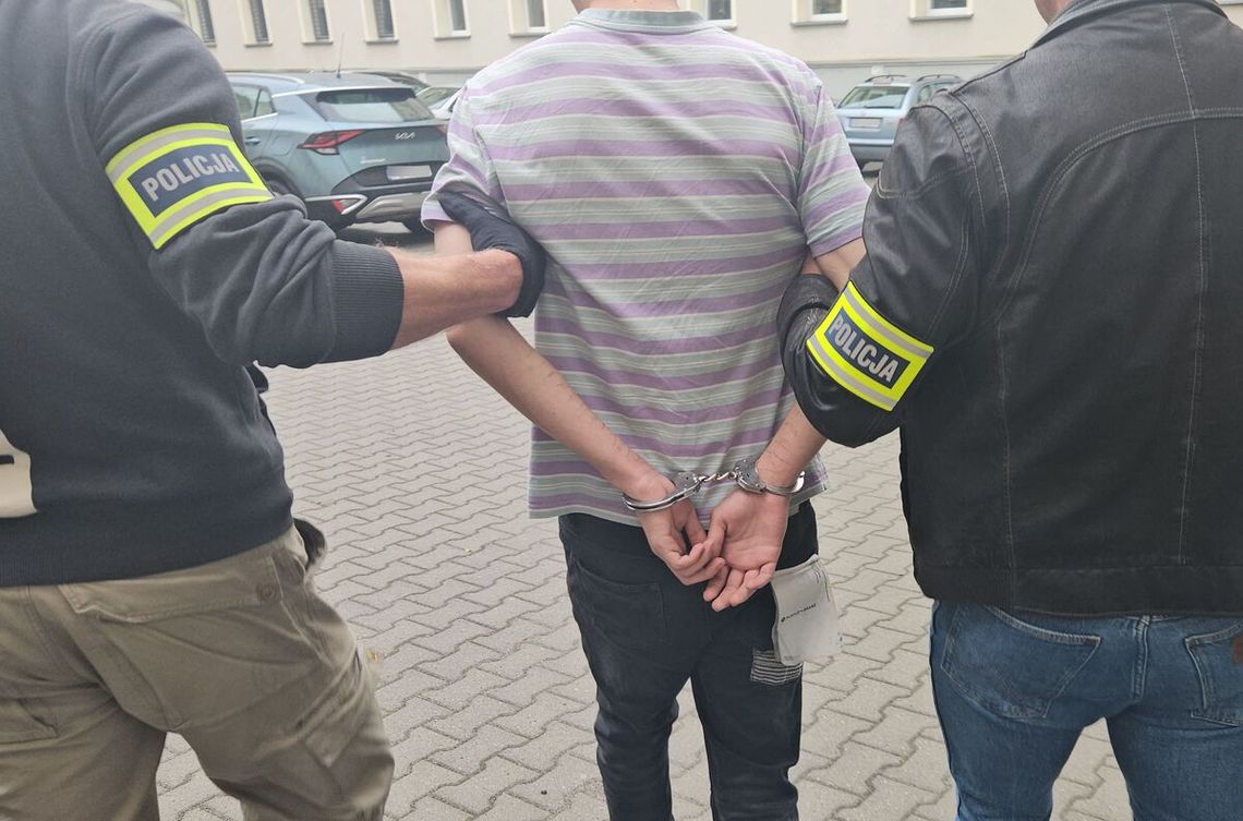 Brutalny atak na przystanku. 18-letni recydywista skopał obcokrajowca i spalił jego paszport Brutalny atak na przystanku. 18-letni recydywista skopał obcokrajowca i spalił jego paszport