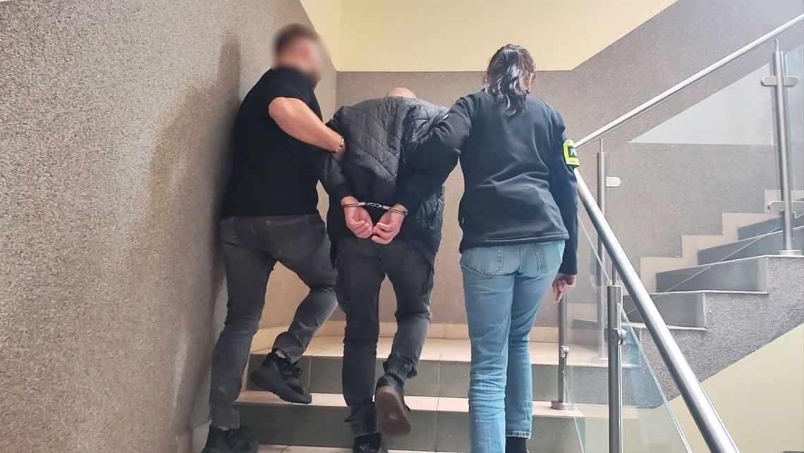 Brutalny atak pod bankomatem. Recydywista bił starszą kobietę po twarzy i próbował zabrać pieniądze Brutalny atak pod bankomatem. Recydywista bił starszą kobietę po twarzy i próbował zabrać pieniądze