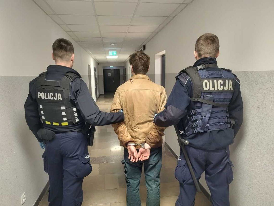 Brutalny atak pod sklepem. 22-letni złodziej chciał ukraść auto i dusił właściciela samochodu