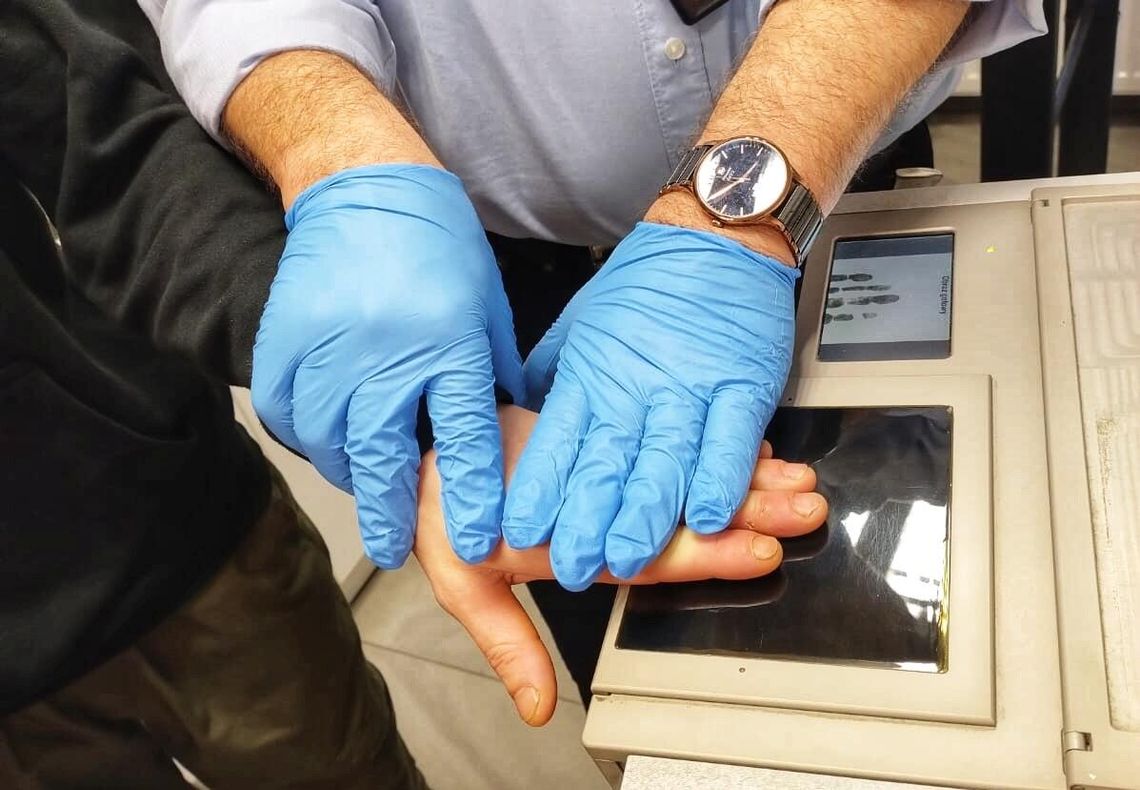 Brutalny atak przed lokalem. 38-latek pobił dwóch mężczyzn i kobietę, po czym uciekł z miasta