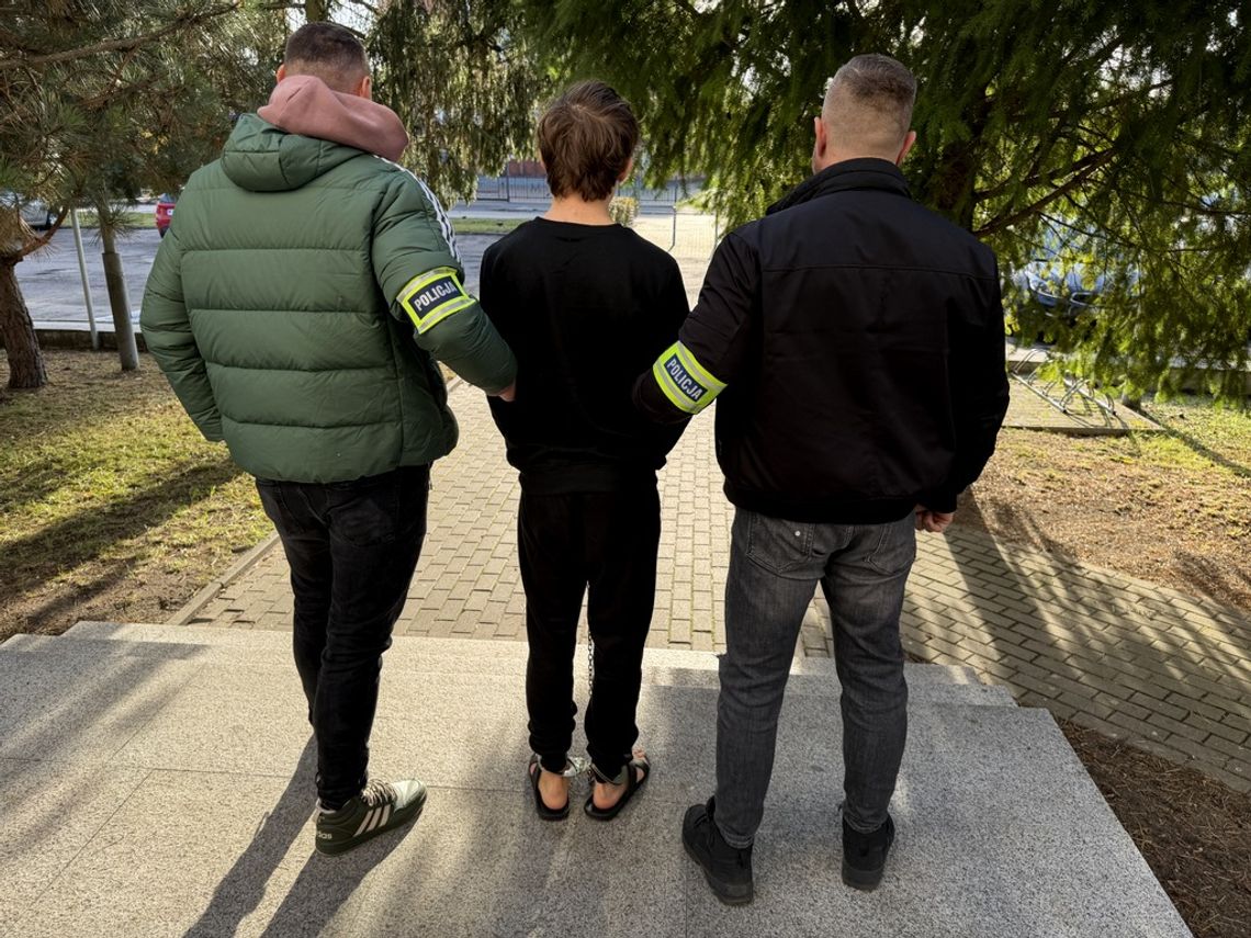 Brutalny atak w galerii handlowej. 14-letni chłopiec dźgnięty nożem w przebieralni przez 21-latka