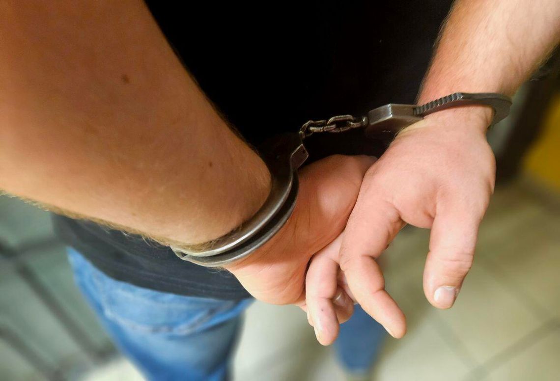 Brutalny atak w mieszkaniu. Koledzy bili go pałką, trzy koleżanki przytrzymywały jego matkę