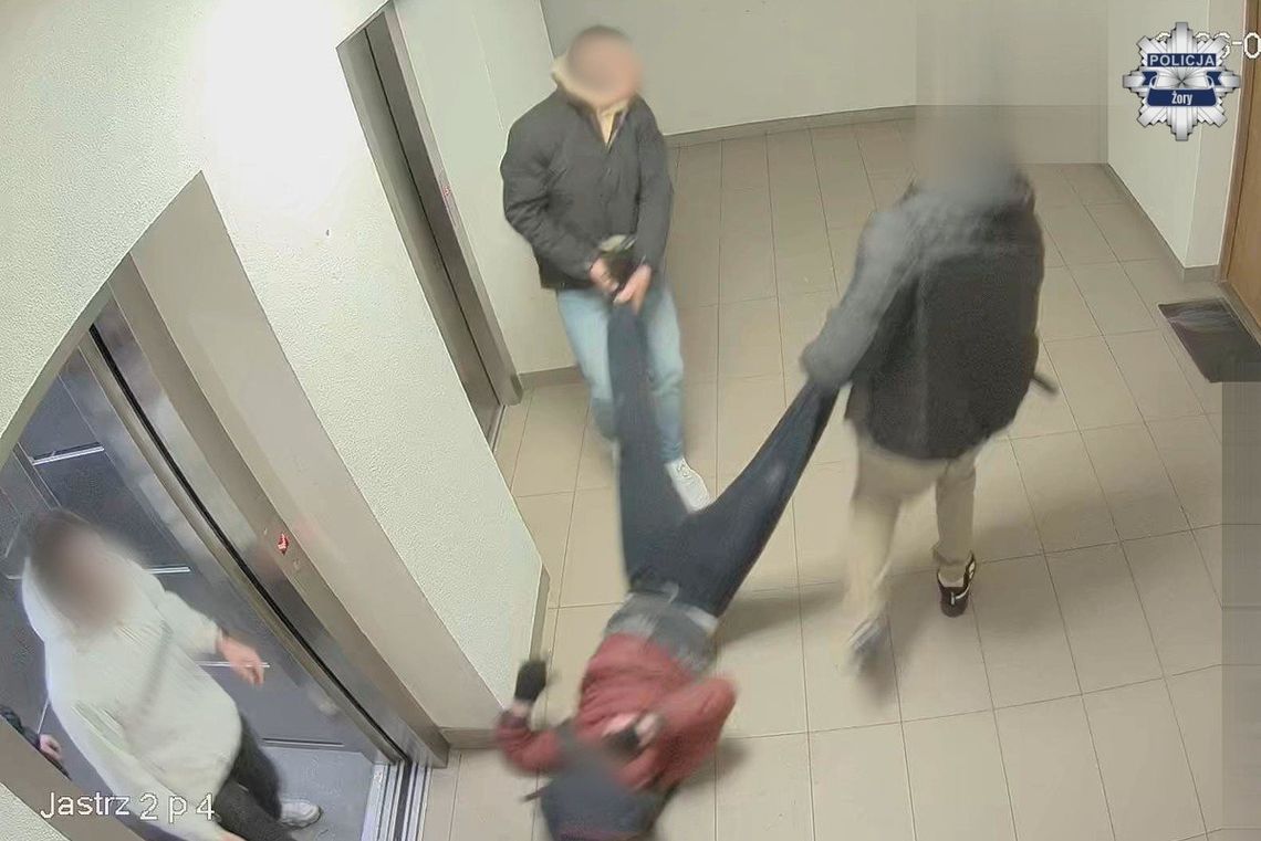 Brutalny atak w windzie. Zaczęło się od przypadkowego szturchnięcia ramieniem Brutalny atak w windzie. Zaczęło się od przypadkowego szturchnięcia ramieniem