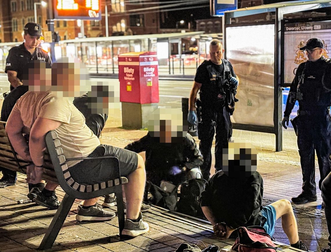 Brutalny napad na ulicy. W czwórkę skopali turystę, a następnie go okradli Brutalny napad na ulicy. W czwórkę skopali turystę, a następnie go okradli