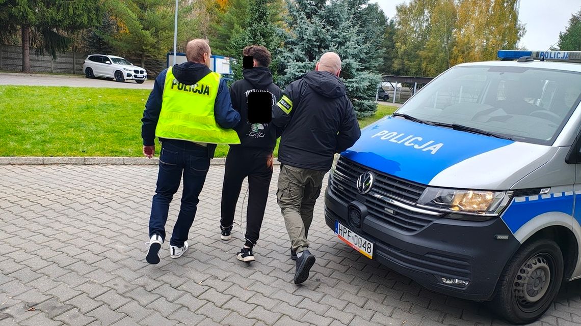 Brutalny napad przed kamienicą. W czwórkę pobili 29-latka, po czym ukradli mu biżuterię i pieniądze Brutalny napad przed kamienicą. W czwórkę pobili 29-latka, po czym ukradli mu biżuterię i pieniądze