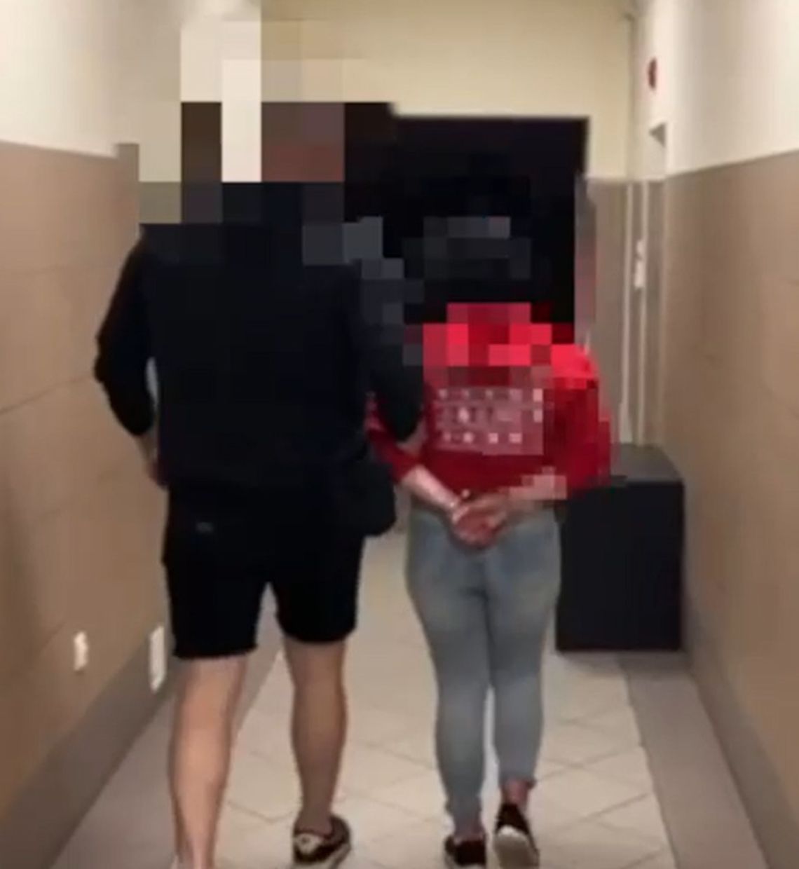 Brutalny napad przy supermarkecie. Sprawcy pobili kobietę i ukradli jej telefon oraz gotówkę Brutalny napad przy supermarkecie. Sprawcy pobili kobietę i ukradli jej telefon oraz gotówkę