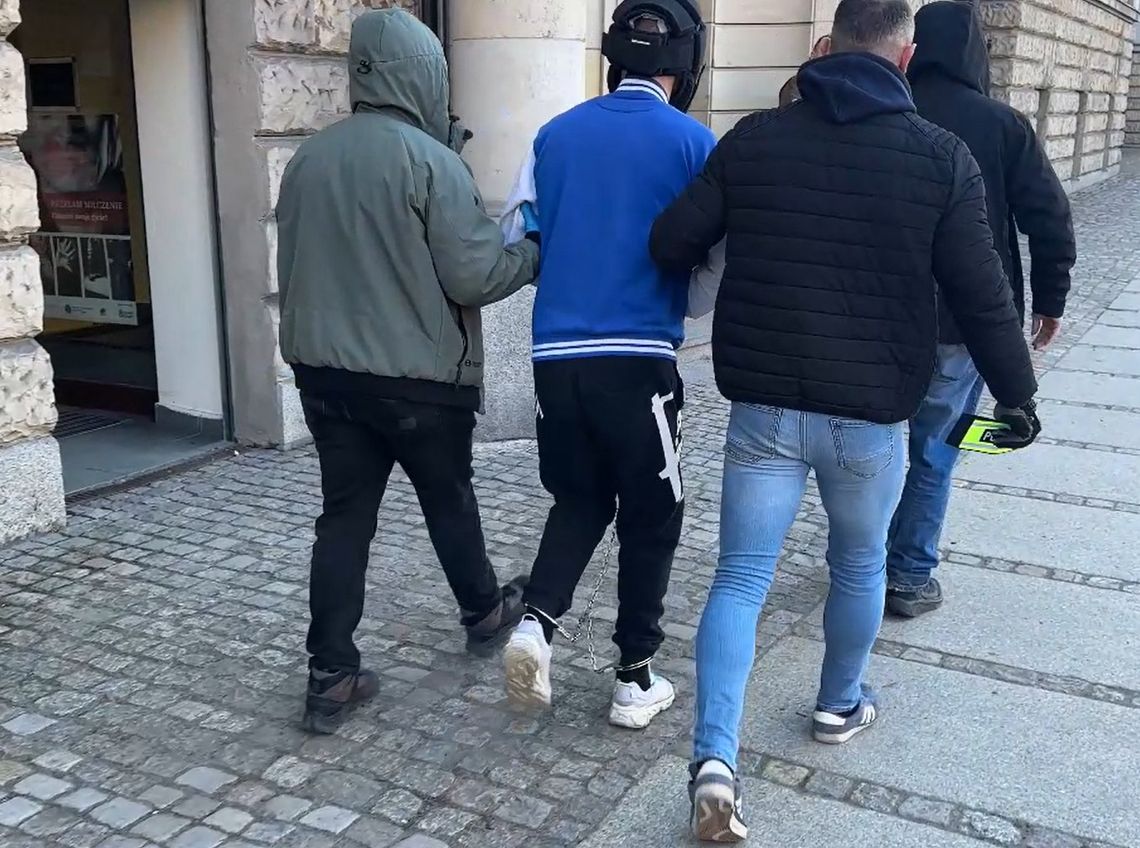 Brutalny rozbój na 27-latku. Grożąc nożem wywieźli go nad jezioro, okradli i wypuścili bez ubrań