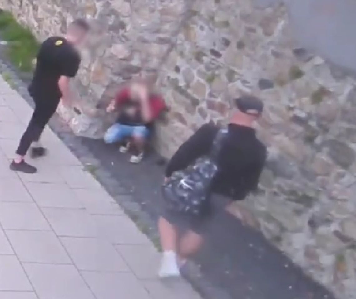 Brutalny rozbój na ulicy. Bili go nawet wtedy, gdy mieli już jego plecak. Policja wciąż poszukuje jednego ze sprawców. WIDEO