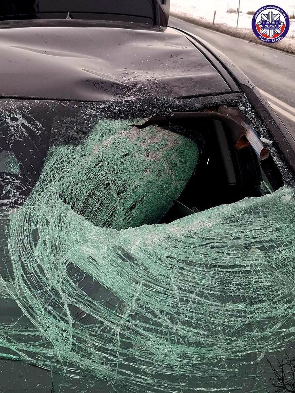 Bryła lodu spadła z ciężarówki i przebiła szybę BMW. Kierowca i pasażerka zostali ranni Bryła lodu spadła z ciężarówki i przebiła szybę BMW. Kierowca i pasażerka zostali ranni