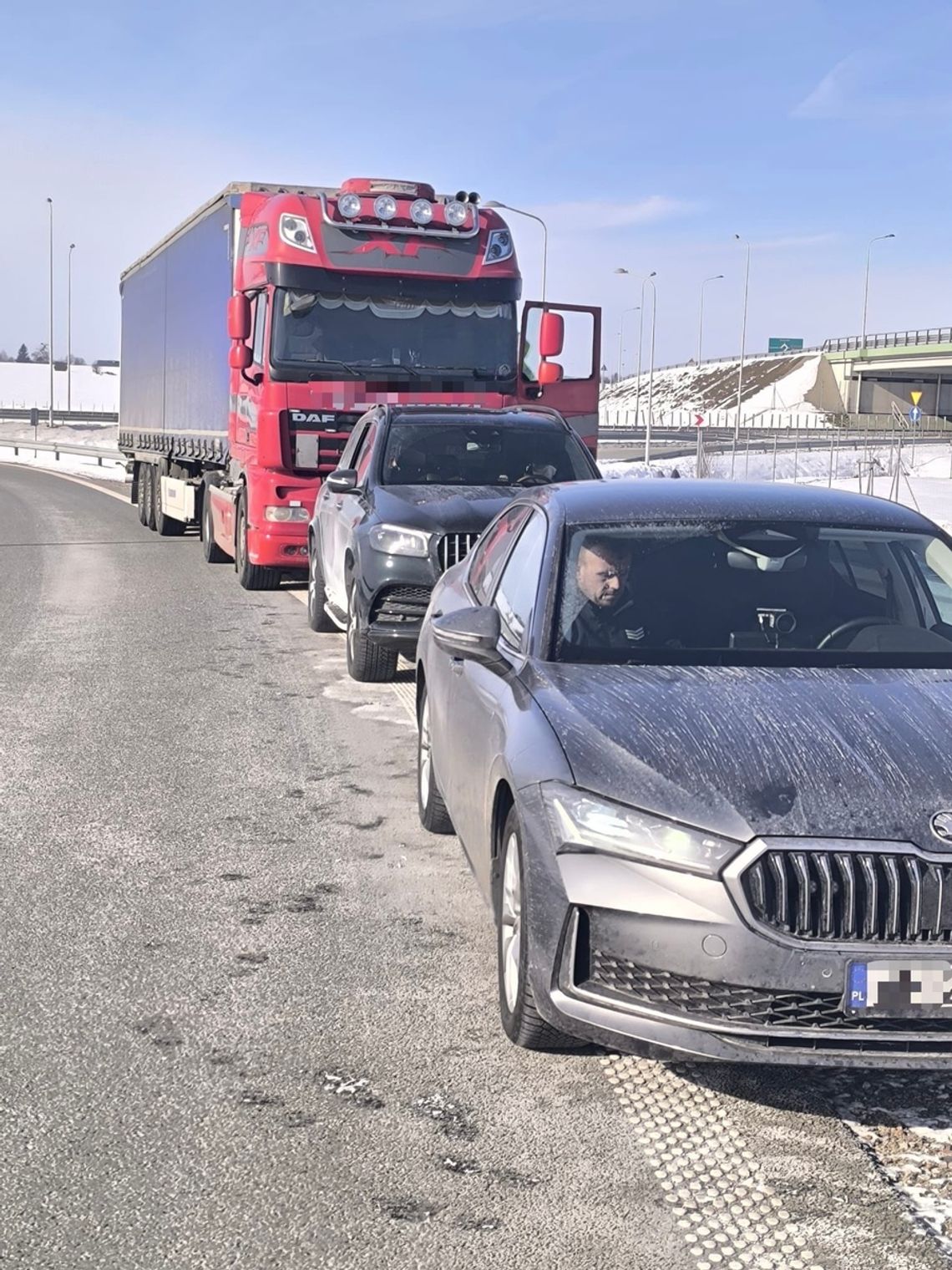 Bryła lodu spadła z ciężarówki tuż przed jadący radiowóz Grupy Speed