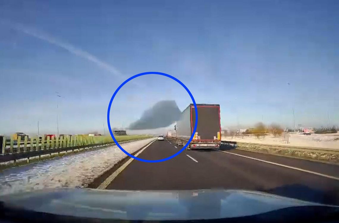 Bryła lodu z ciężarówki spadła prosto na jadącą toyotę. Winowajca namierzony przez policję i ukarany