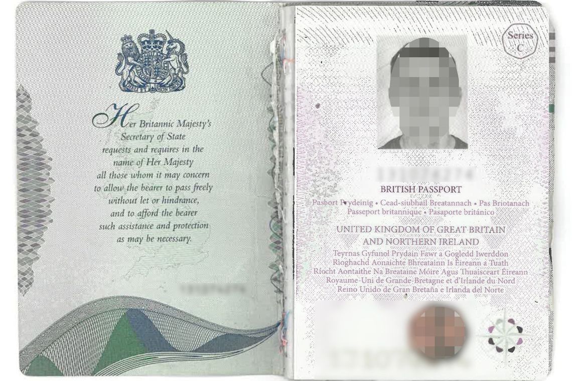 Brytyjczyk zawrócony z lotniska w Krakowie. Miał paszport zreperowany zszywaczem [ZDJĘCIA]