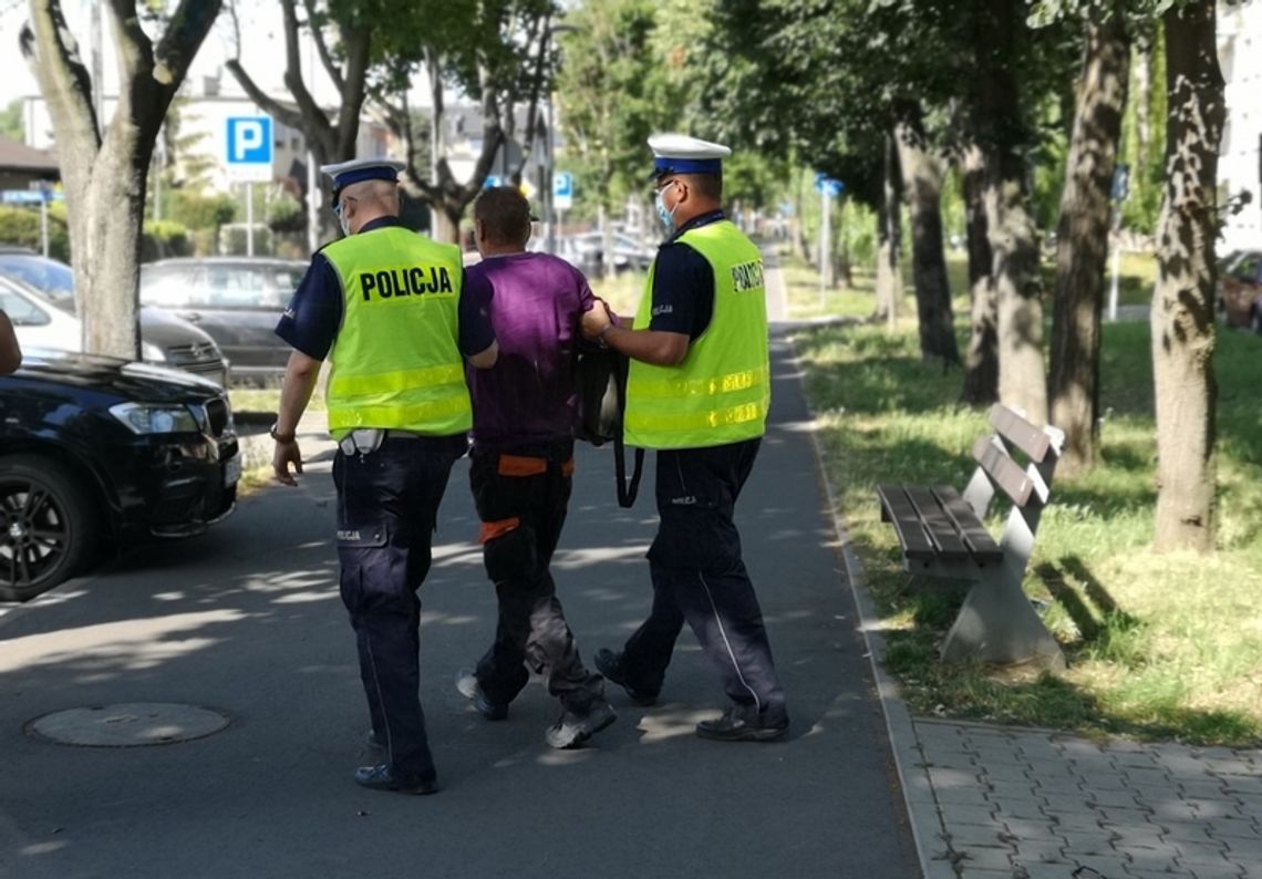 Budowlańcy zobaczyli, jak koleś ledwo idzie, ale wsiada do auta. Zabrali mu kluczyki i posadzili na trawniku