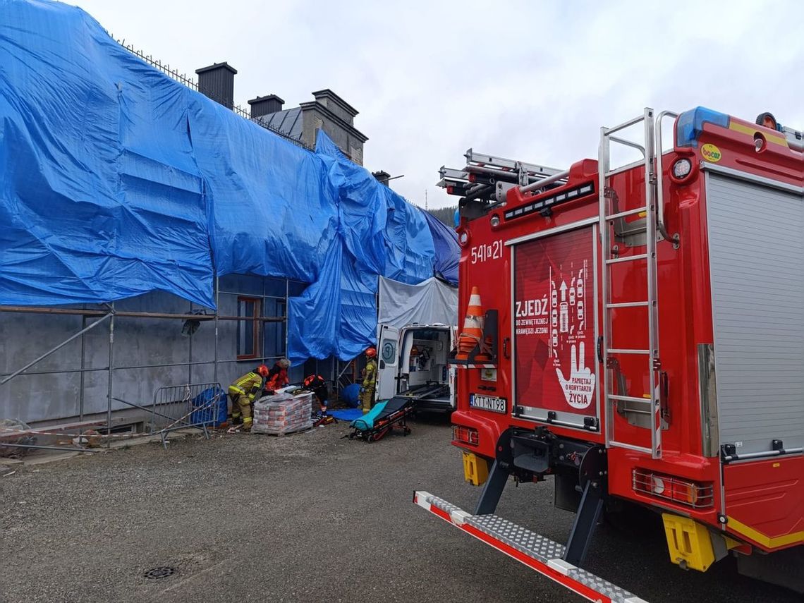 Budowlaniec poważnie ranny po upadku z rusztowania. Miał 2,5 promila w organizmie Budowlaniec poważnie ranny po upadku z rusztowania. Miał 2,5 promila w organizmie