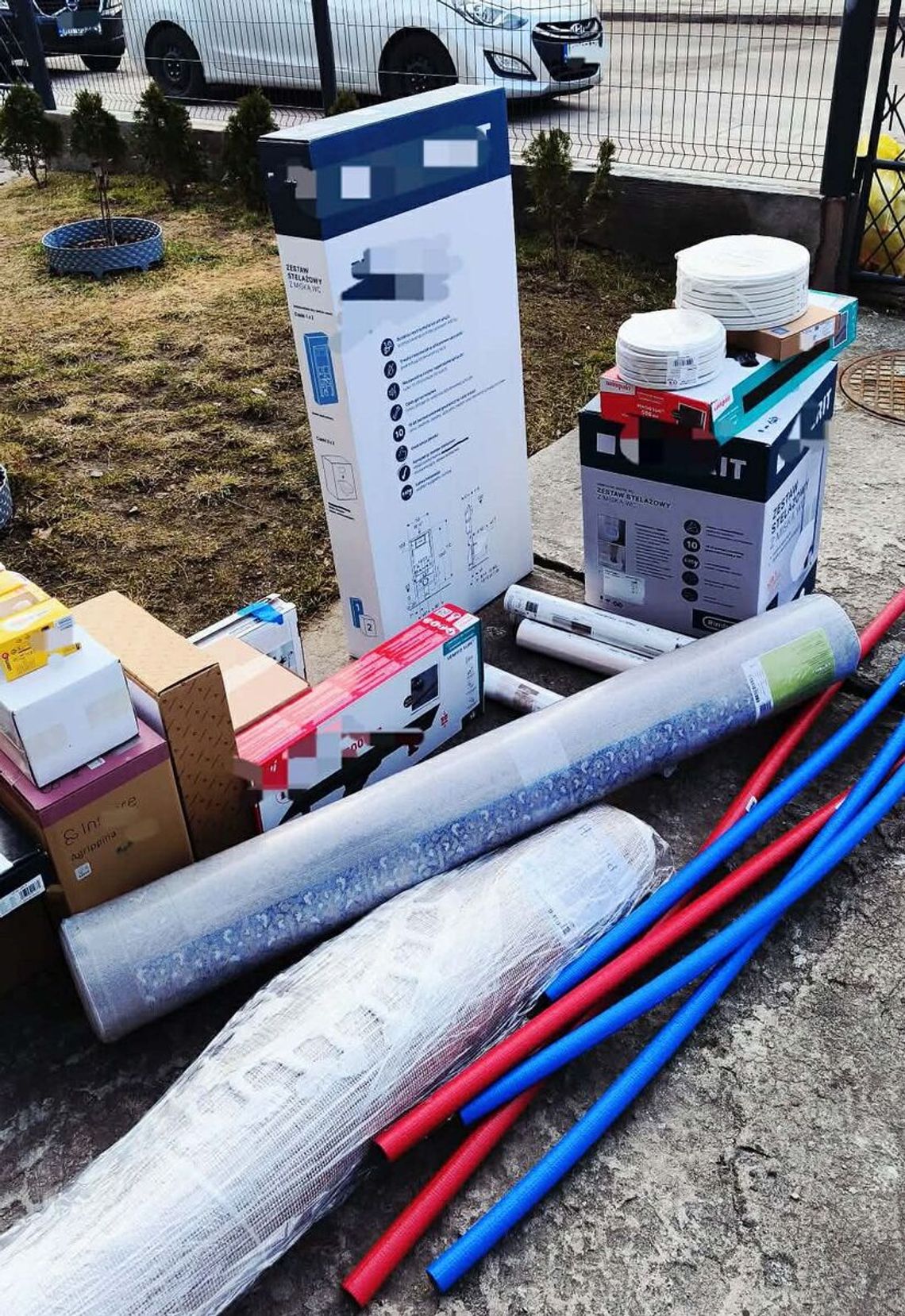 Budowlaniec remontował domy kradzionymi materiałami. Robił wałki ze znajomą na kasie samoobsługowej