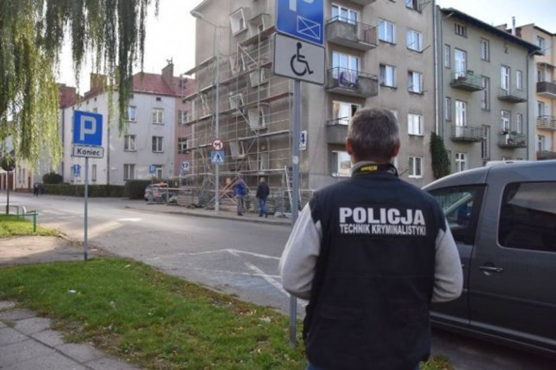 Budowlaniec stracił równowagę na rusztowaniu. Spadł z 9 metrów na betonowy chodnik