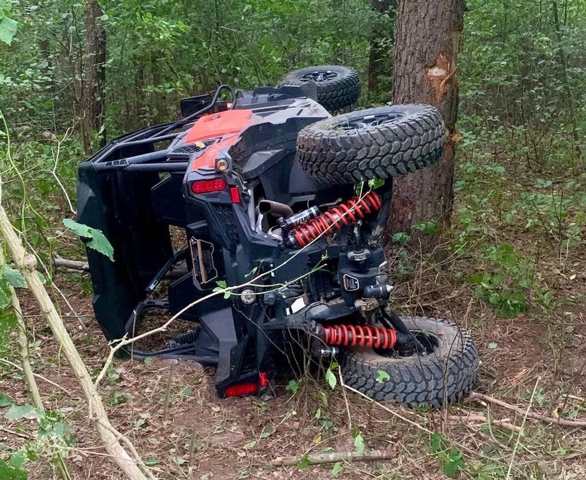 Buggy z czterema nastolatkami wypadł z drogi i wbił się w drzewo. 15-letni kierowca ciężko ranny